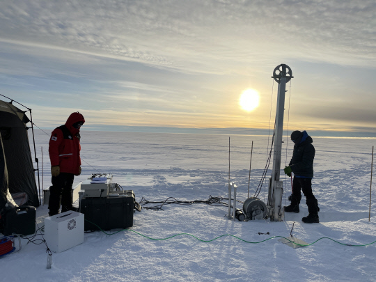 극지연구소 연구진이 남극에서 가장 빠르게 녹고 있는 서남극 스웨이츠 빙하를 기지 도움 없이 시추하는 데 성공했다. 사진은 연구진이 남극에서 시추 작업을 하는 모습.  극지연 제공